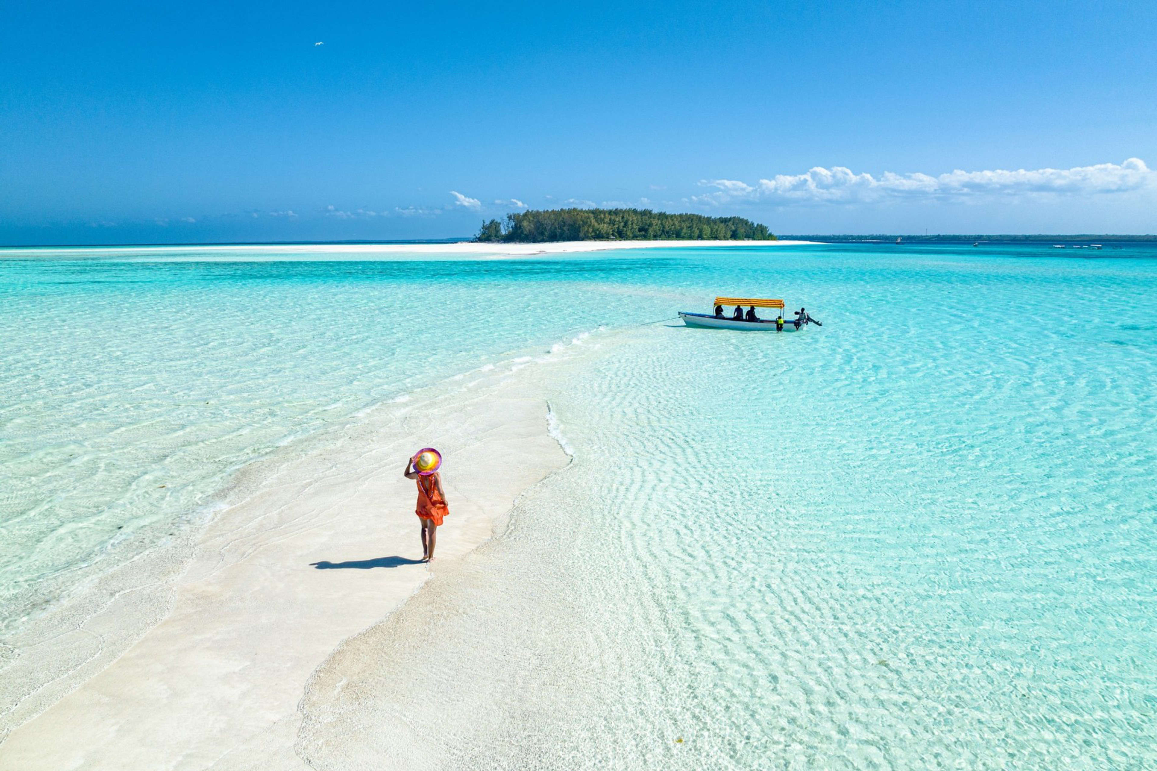 Femme se promenant sur une plage idyllique