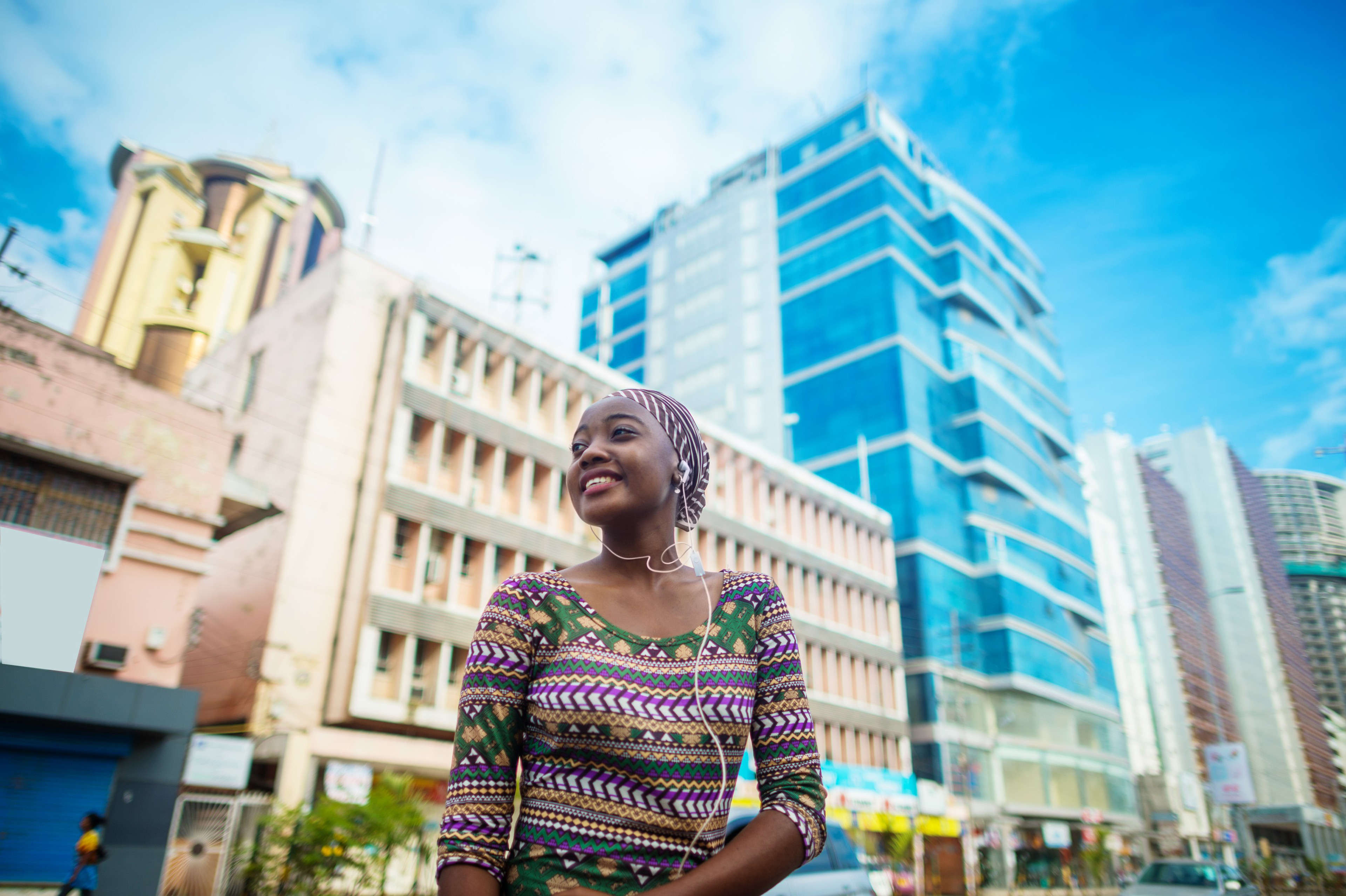 Jeune femme dans la ville