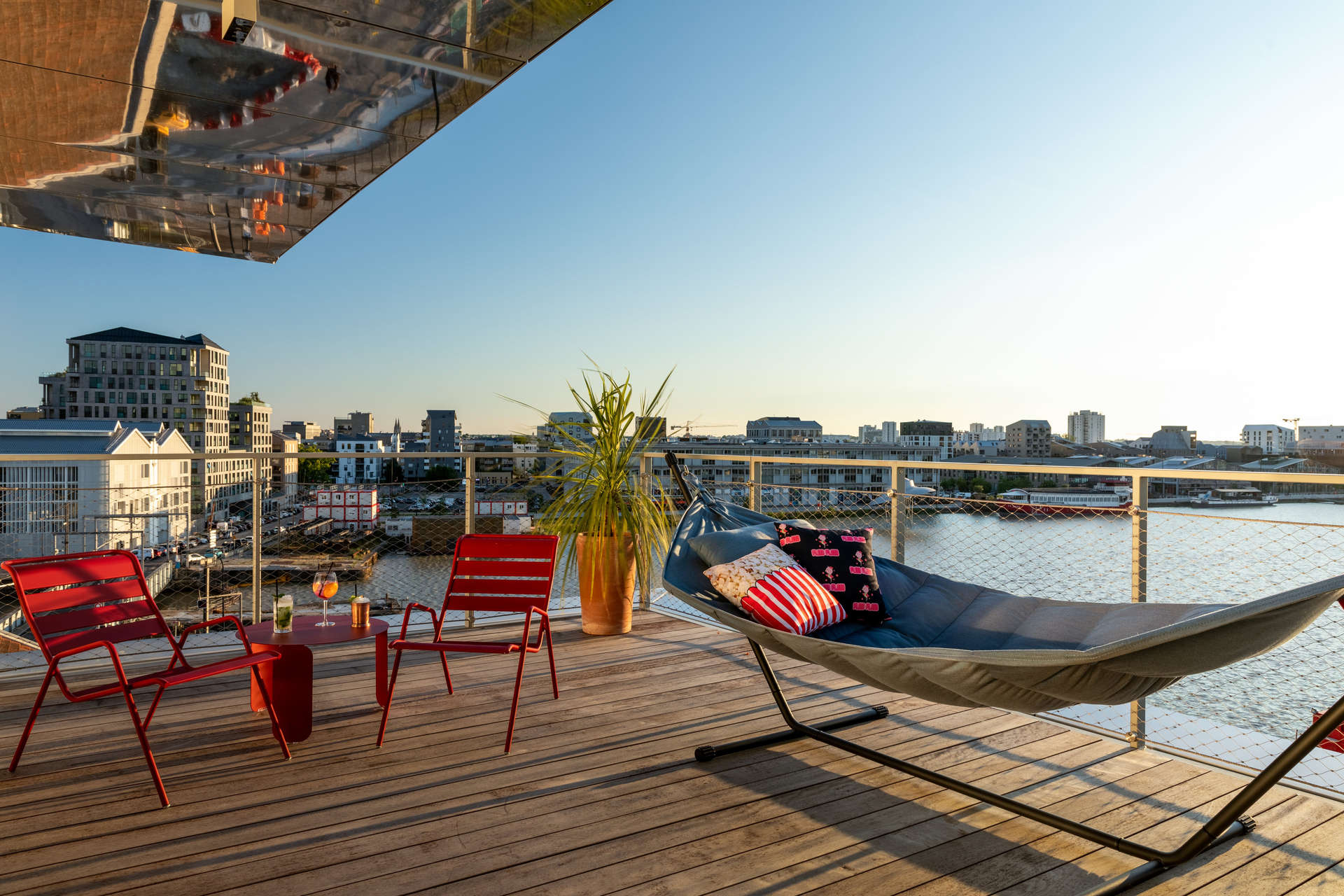 Détendez-vous sur votre terrasse privée et profitez d'une vue époustouflante et imprenable sur la belle ville de Bordeaux
