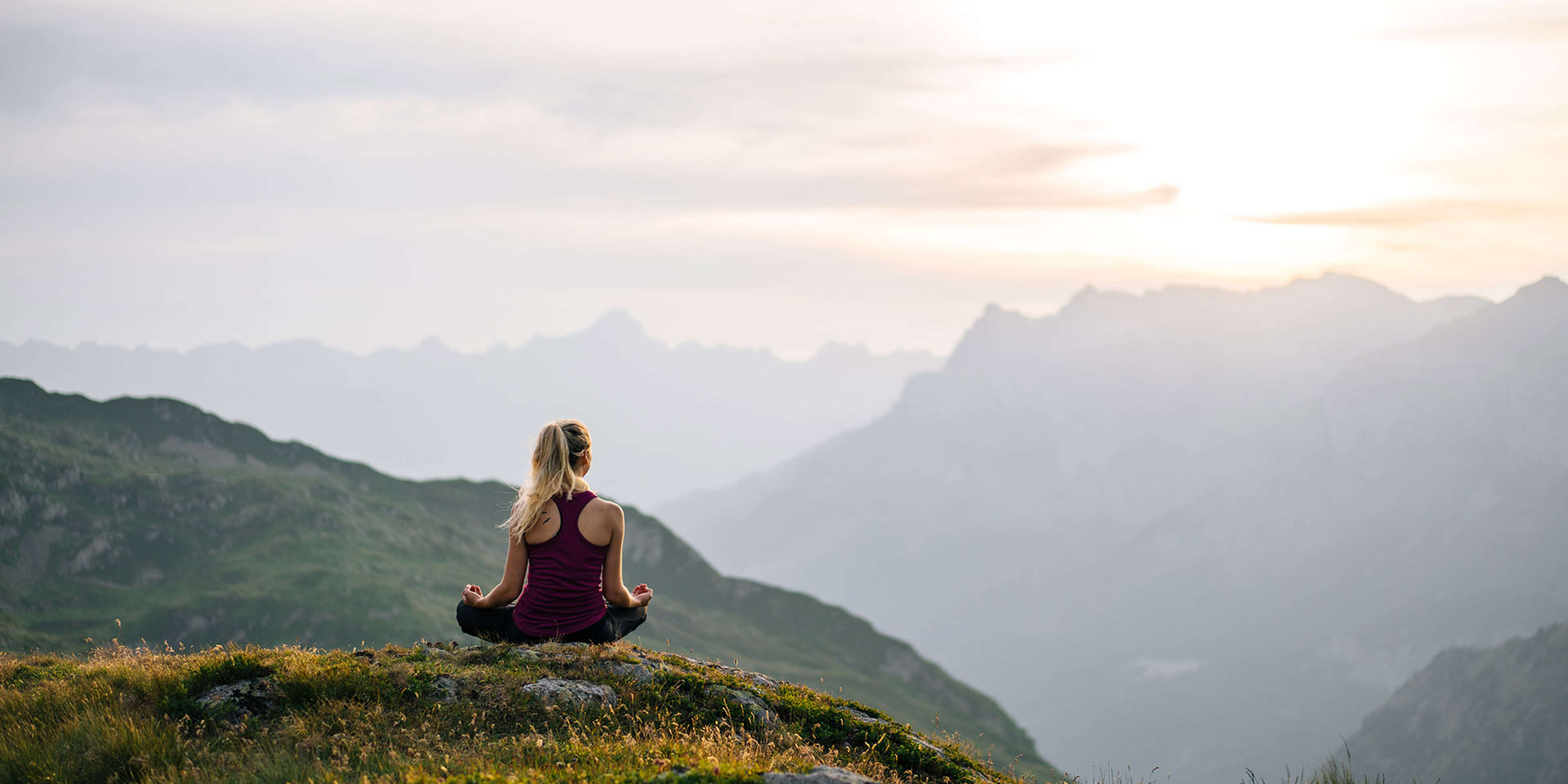 Медитация гора. Медитация в горах. Девушка медитирует в горах. Человек медитирует в горах. Девушка в горах.