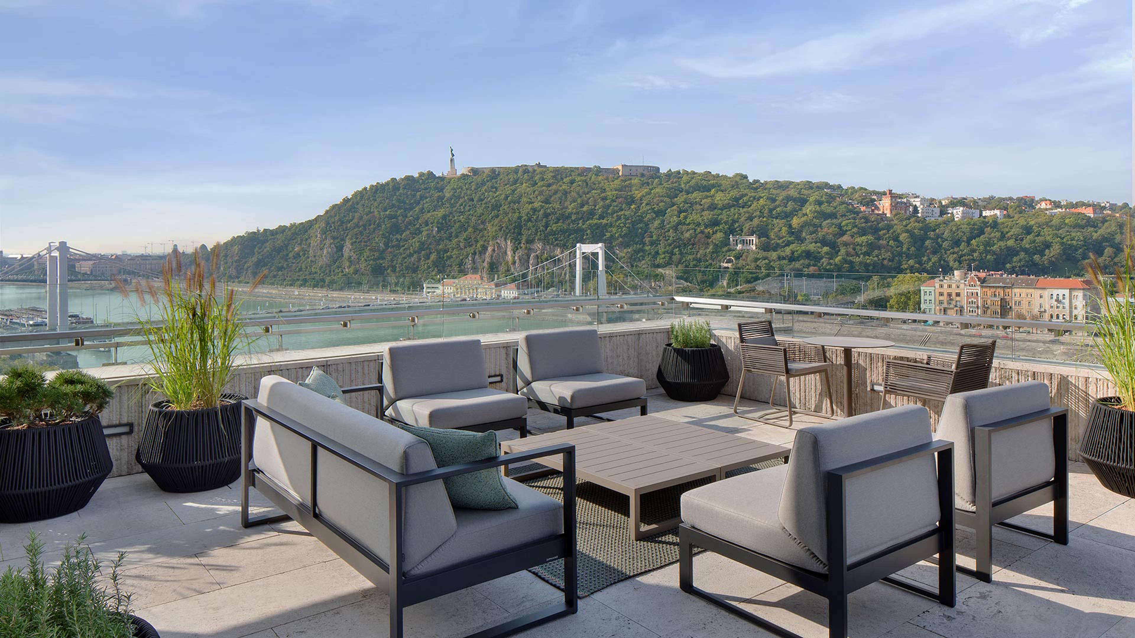 Loungeecke mit Blick auf Budapest