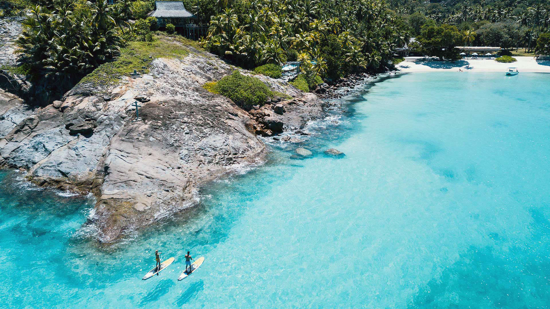 deux personnes faisant du paddle aux Seychelles