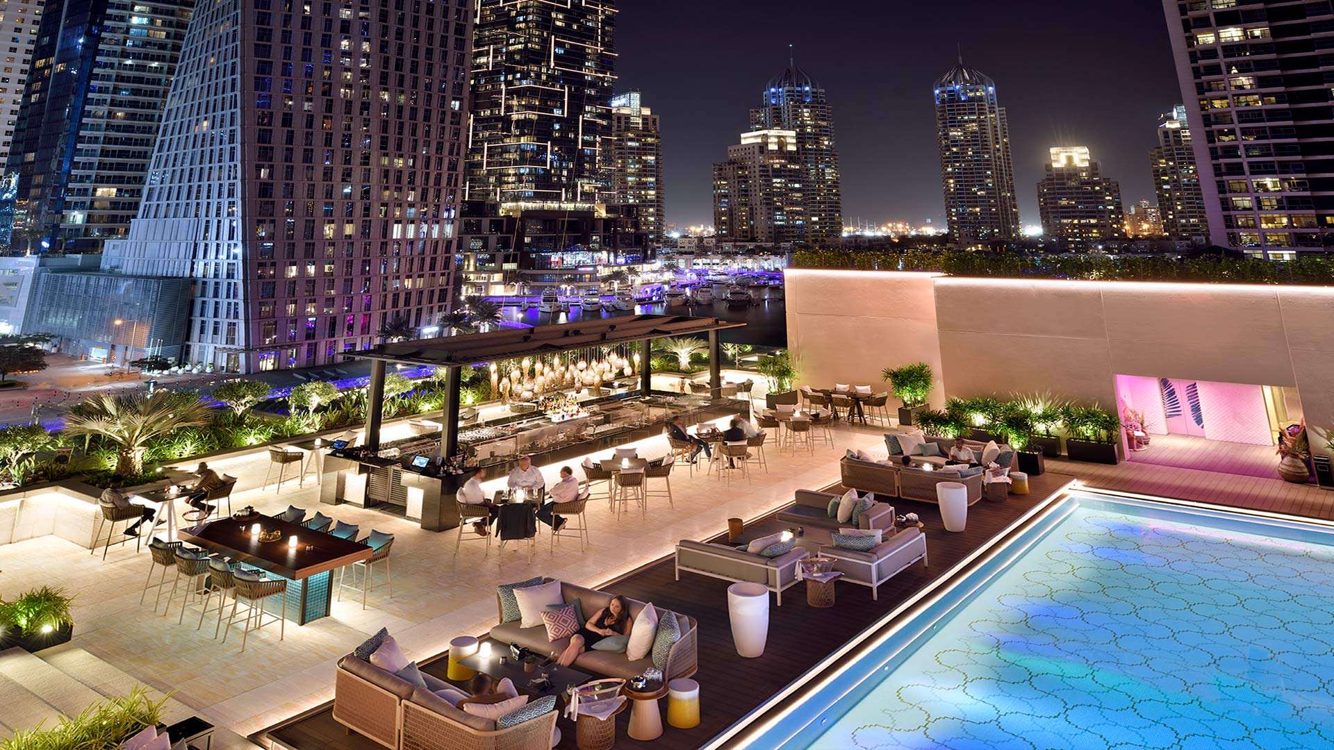 La terrazza con piscina del Grosvenor House Dubai di notte
