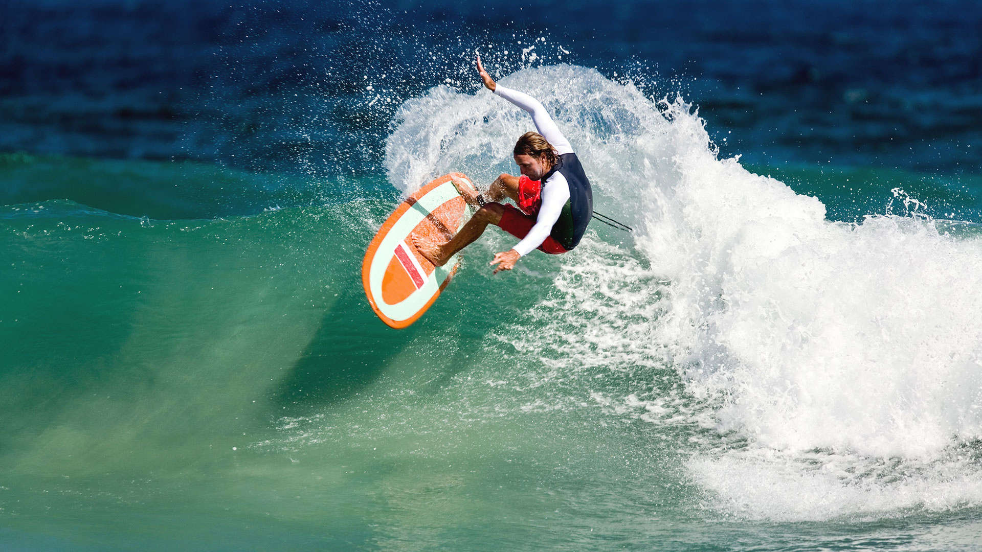 un surfeur sur l’île de Masirah